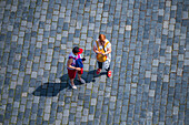 Blick auf Touristen und Besucher vom Turm des Alten Rathauses in Prag