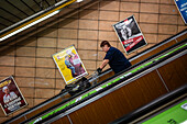 Menschen benutzen die elektrische Treppe der Prager Metro