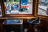 Historische Straßenbahnlinie 41, restauriert aus dem Jahr 1930, mit echtem Straßenbahnschaffner, Prag