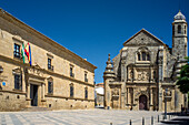 Blick auf die historische Capilla del Salvador neben dem Renaissance-Parador de Turismo in Ubeda, Jaen, Andalusien. Die Wahrzeichen stehen vor einem klaren blauen Himmel