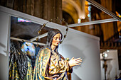 Sevilla, Spanien, 23. Oktober 2016, Eine Nahaufnahme der Inmaculada-Statue von Juan Martinez Montanes in der Kathedrale von Sevilla, Spanien, die ihre komplizierten Details und ihren heiteren Ausdruck zeigt