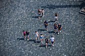 Blick auf Touristen und Besucher vom Turm des Alten Rathauses in Prag