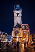 Altstädter Rathausturm in Prag bei Nacht