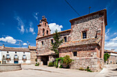 Die bezaubernde Kirche von La Barbolla zeigt traditionelle Architektur vor einem leuchtenden Himmel und unterstreicht das kulturelle Erbe der Region