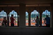 Besucher genießen die Aussicht vom Astronomischen Uhrenturm in Prag