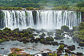 Die Rivadavia-Wasserfälle im Nationalpark Iguazu Falls in Argentinien, von Brasilien aus gesehen. Ein UNESCO-Welterbe