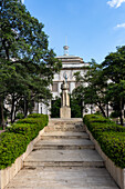 Statue des ehemaligen Präsidenten Hipolito Yrigoyen vor dem Gebäude des Provinzgerichts von Tucumán in San Miguel de Tucumán, Argentinien