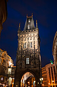 Praná brána, der Pulverturm von Prag bei Nacht