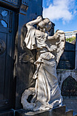 Engelsstatue auf dem Grab von Jose C. Paz, dem Gründer der Zeitung La Prensa, auf dem Friedhof von Recoleta, Buenos Aires, Argentinien