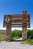 Schild am Osteingang des Nationalparks Los Cardones an der Route 33 in der Provinz Salta, Argentinien