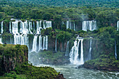 Der Nationalpark Iguazu Falls in Argentinien, von Brasilien aus gesehen. Ein UNESCO-Welterbe. Von links nach rechts sind die Wasserfälle Mbigua und Bernabe Mendez zu sehen