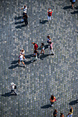 Blick auf Touristen und Besucher vom Turm des Alten Rathauses in Prag