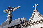 Eine Engelsstatue auf einem Mausoleum auf dem Recoleta-Friedhof in Buenos Aires, Argentinien