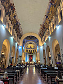 Gläubige im Kirchenschiff der Basilika Nuestra Señora de la Merced, San MIguel de Tucumán, Argentinien