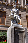 Die Lola-Mora-Statue des Fortschritts vor dem Regierungspalast von Jujuy in San Salvador de Jujuy, Argentinien