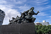 Die Statue von Juan Azurduy auf der Plaza de Correo vor dem Libertad-Palast in San Nicolas, Buenos Aires, Argentinien