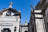 Eine Frauenstatue auf einem Mausoleum auf dem Recoleta-Friedhof in Buenos Aires, Argentinien