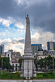 Die Pirámide de May oder Maipyramide auf der Plaza de Mayo, die 1813 errichtet wurde, ist das älteste Denkmal in Buenos Aires, Argentinien. Die Statue stellt die Freiheit dar