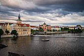 Blick auf die Moldau von der Karlsbrücke in Prag