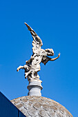 Eine Engelsstatue auf einem Mausoleum auf dem Recoleta-Friedhof in Buenos Aires, Argentinien