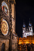 Astronomische Uhr im Turm des Alten Rathauses und der Kirche Unserer Lieben Frau vor Tyn bei Nacht, Prag