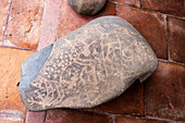 Prähispanische Felszeichnungen der Indianer auf einem Stein im Archäologischen Museum Pio Pablo Diaz in Cachi, Argentinien