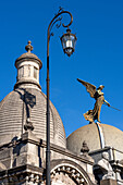 Eine Engelsstatue auf einem Mausoleum auf dem Recoleta-Friedhof in Buenos Aires, Argentinien