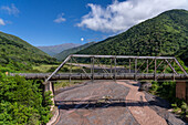 Viejo Puente de Mal Paso oder die alte Mal Paso-Brücke über den Rio Escoipe im Valle de Lerma bei Salta, Argentinien