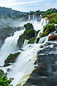 Nationalpark Iguazu-Fälle in Argentinien. Ein UNESCO-Welterbe. Das Bild zeigt den Abgrund der Mbigua-Fälle und die San-Martin-Fälle