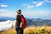 Junger Mann beim Wandern in den Bergen der Sierra Nevada de Santa Marta, Kolumbien