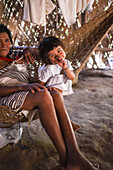 Kogi mamo (Priester) und Familie. Die Sierra Nevada de Santa Marta ist die Heimat der Überreste der indianischen Tairona-Kultur. Die Koguis leben in den Resguardos Indigenas (Indianerreservaten) im mittleren Hochland