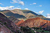 Erstes Licht auf die farbenfrohen Berge der Ostkordillere der Anden von Purmamarca, Argentinien