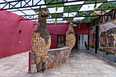 Eine Lama-Statue aus Felsen bei Arte Guanuco in der Quebrada de Humahuaca oder im Humahuaca-Tal in Argentinien