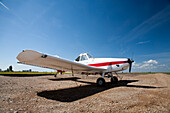 Ein Agrarflugzeug steht in den Reisfeldern der Isla Mayors in der Nähe von Doñana bereit für die Aussaat und das Besprühen der Pflanzen