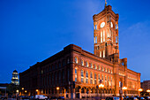 Das Rote Rathaus von Berlin leuchtet in der Abenddämmerung wunderschön und unterstreicht seine beeindruckende Architektur und historische Bedeutung