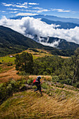 Junger Mann beim Wandern in den Bergen der Sierra Nevada de Santa Marta, Kolumbien