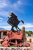 Eine Schrottmetallstatue eines Kondors im Besucherzentrum in Humahuaca im Humahuaca-Tal oder Quebrada de Humahuaca, Argentinien