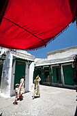 Tetouan, Marokko, 2. Juli 2007, Besucher schlendern bei strahlendem Sonnenschein durch die lebhaften Straßen der Altstadt von Tetouan, umgeben von traditioneller Architektur