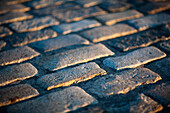 Der kopfsteingepflasterte Weg an der Muelle de la Sal spiegelt den historischen Charme Sevillas entlang des Flusses Guadalquivir wider