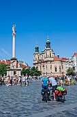 Radfahrer und Touristen auf dem Altstädter Ring (Staromestské námestí), Prag