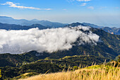 Blick auf den Sonnenaufgang in der Sierra Nevada de Santa Marta, Gebirge, einschließlich Cerro Kennedy, auch bekannt als "la Cuchillo de San Lorenzo", Kolumbien