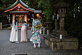 Erkundung des Fushimi Inari Taisha-Tempels bei Nacht, Kyoto, Japan