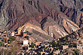 Gräber auf dem Friedhof Our Lady of Carmen in Maimara im Humahuaca-Tal oder Quebrada de Humahuaca, Argentinien. Dahinter befindet sich die Painter's Palette, eine farbige geologische Antiklinale