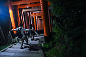 Erkundung des Fushimi Inari Taisha-Tempels bei Nacht, Kyoto, Japan