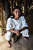 Kogi mamo (Priester) und Familie. Die Sierra Nevada de Santa Marta ist die Heimat der Überreste der indianischen Tairona-Kultur. Die Koguis leben in den Resguardos Indigenas (Indianerreservaten) im mittleren Hochland