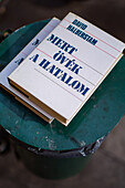 Mert Ovek A Hatalom book by David Halberstam left on the street