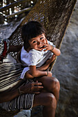 Kogi mamo (Priester) und Familie. Die Sierra Nevada de Santa Marta ist die Heimat der Überreste der indianischen Tairona-Kultur. Die Koguis leben in den Resguardos Indigenas (Indianerreservaten) im mittleren Hochland