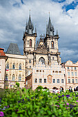 Tyn-Kirche (Týnský chrám) auf dem Altstädter Ring (Staromestské námestí) in Prag