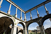 Explora el claustro renacentista del convento abandonado en Garrovillas de Alconétar, reflejando su historia y belleza.