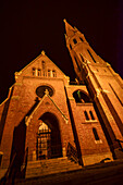 Kirche auf dem Szilagyi Dezso-Platz bei Nacht, Budapest